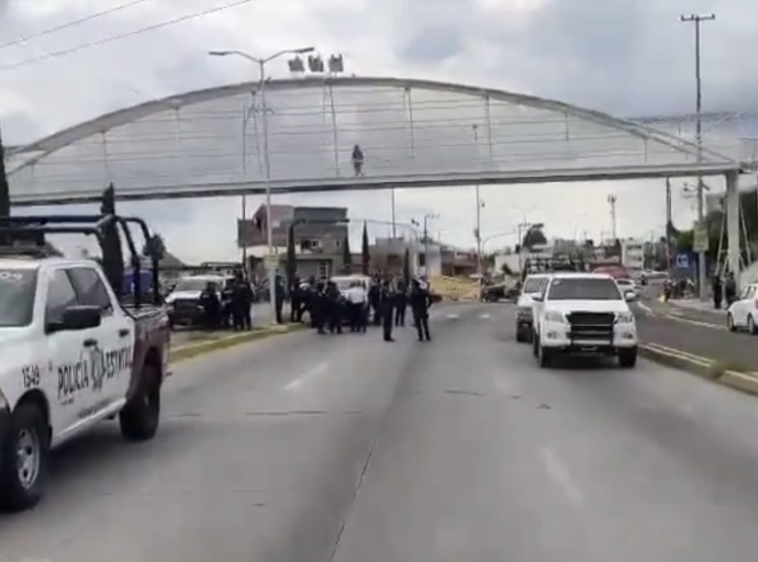Habitantes de Tlaxcalancingo bloquean carretera federal Puebla-Atlixco