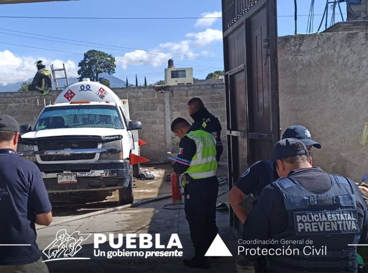 Explosión de pipa de gas deja dos lesionados en San Miguel Xonacatepec