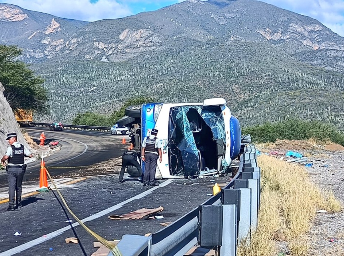 Mueren 18 migrantes en volcadura sobre la carretera Cuacnopalan-Oaxaca