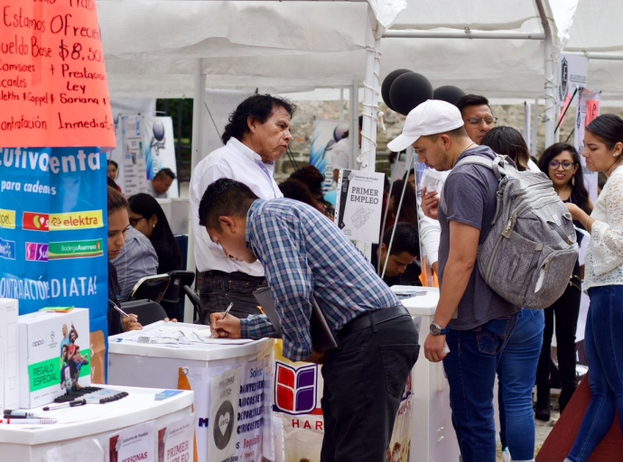 Realizan gobiernos estatal y federal feria para la inclusión laboral