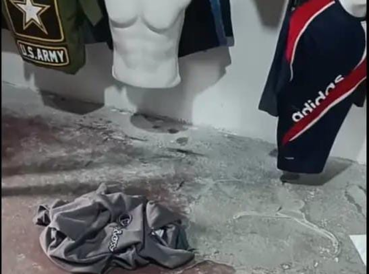 Roban ropa en una tienda y se cambian dejando su ropa usada