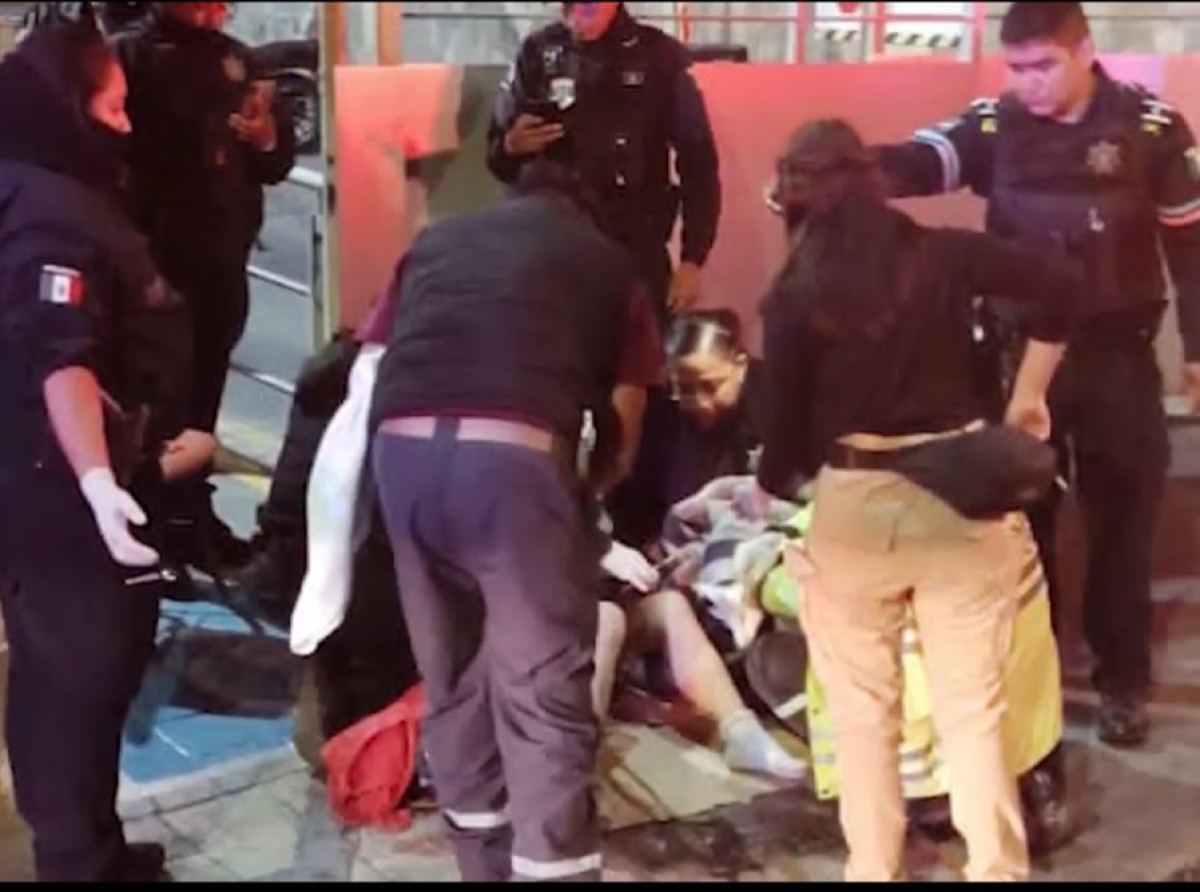 Policías auxilian a una mujer que da a luz en plena calle en el barrio El Alto en Puebla