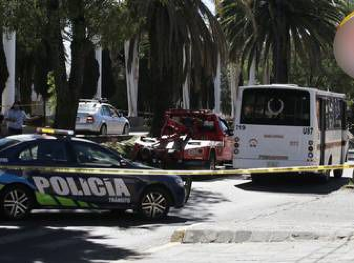 Microbús de la ruta 19 arrolla y mata a una mujer de la tercera edad en Puebla