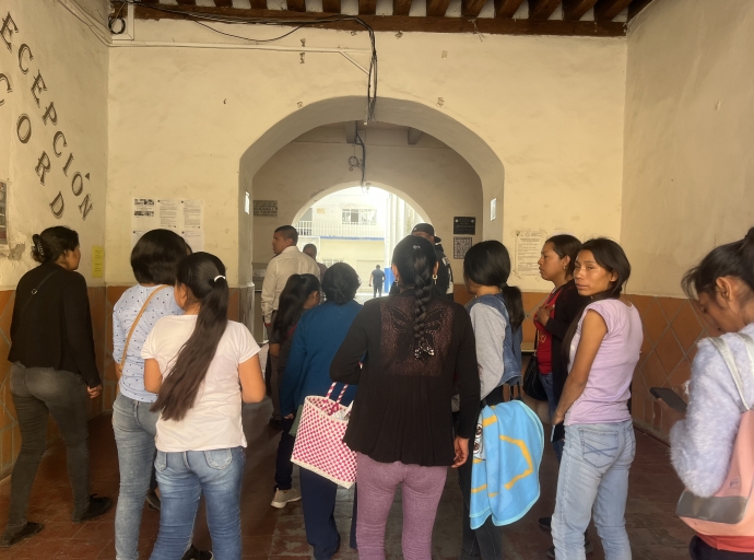 Acusan a maestra de golpear y picotear con aguja las manos de los alumnos en la Soledad Morelos