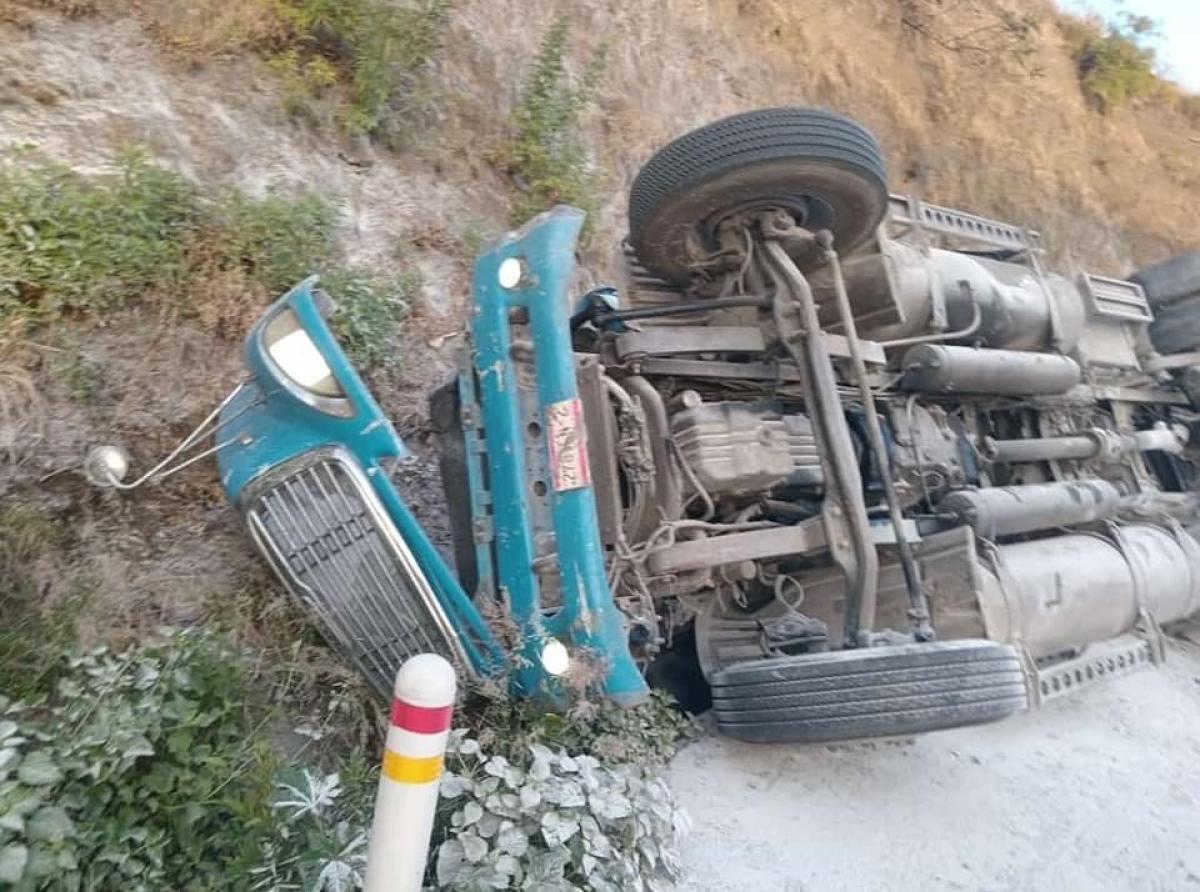 Trailer termina volcado sobre la autopista Atlixco-Puebla