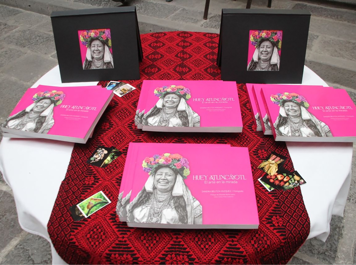 Publica gobierno estatal libro de fotografías etnográficas del Huey Atlixcáyotl