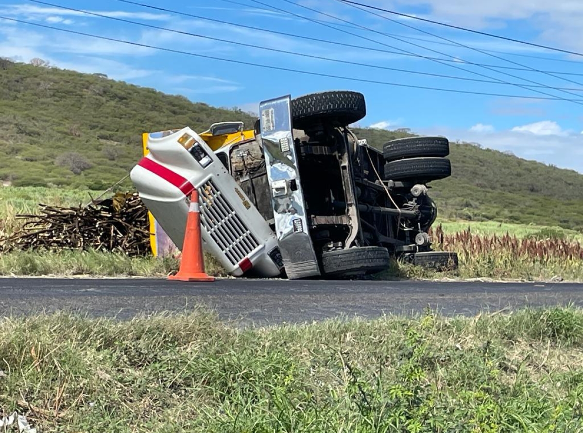 Camión cañero termina volcado sobre la carretera en Chietla 