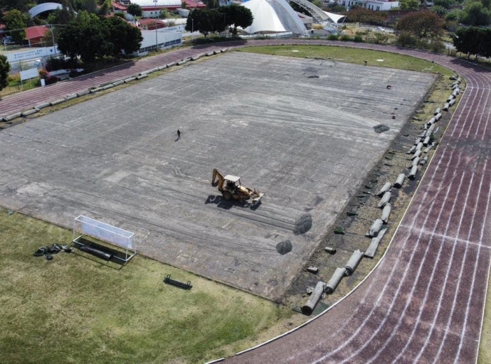 Ariadna Ayala cumple e inicia rehabilitación de cancha de futbol y pista de atletismo en Atlixco