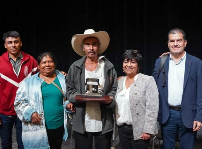 Ciudadanos de Chiautla de Tapia son galardonados con el Premio Nacional de Vivienda por proyecto de reconstrucción patrimonial