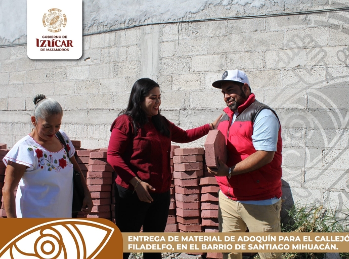 Contribuyendo a la obra pública la edil Irene Olea realiza entrega de material 