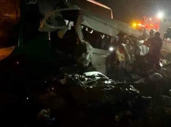 Dos muertos y 15 heridos dejó un fatal accidente entre un autobús, un tractocamión y otros vehículos en Tehuacán