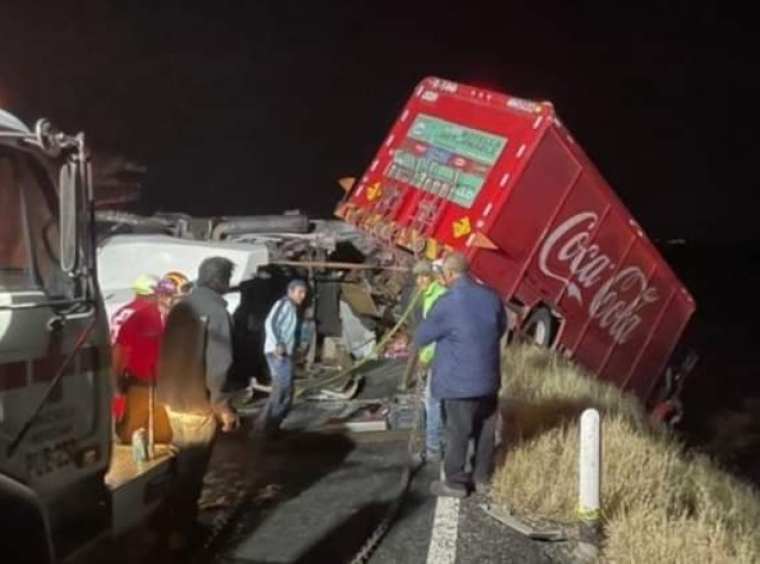 Cierre de carretera Puebla-Morelos por más de 11 horas tras volcadura de camión de Coca Cola