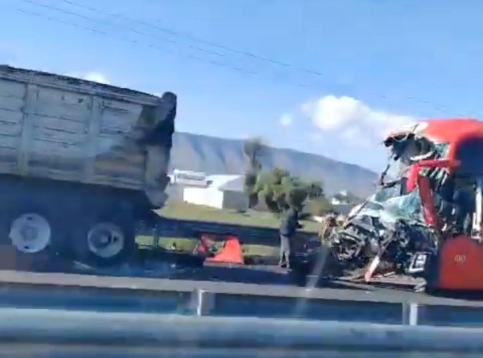 Choque de autobús ADO contra tráiler deja 27 lesionados en autopista Puebla Orizaba