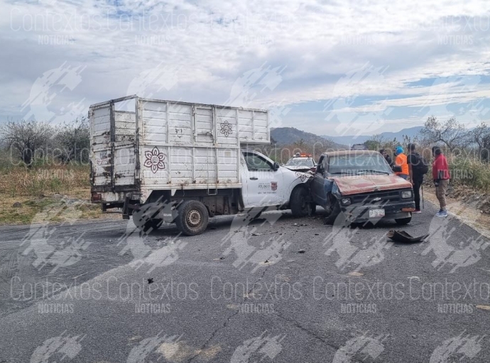 Ocurre choque entre camioneta de limpia y particular en Atlixco 