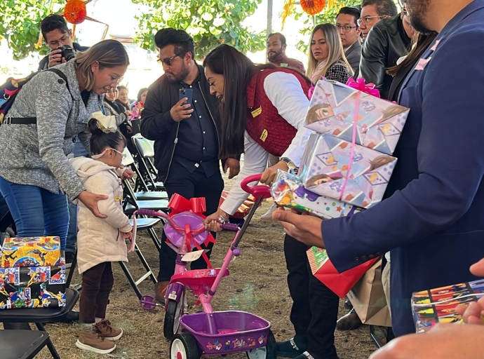 Niños del CRI en Atlixco reciben sus regalos del Día de Reyes