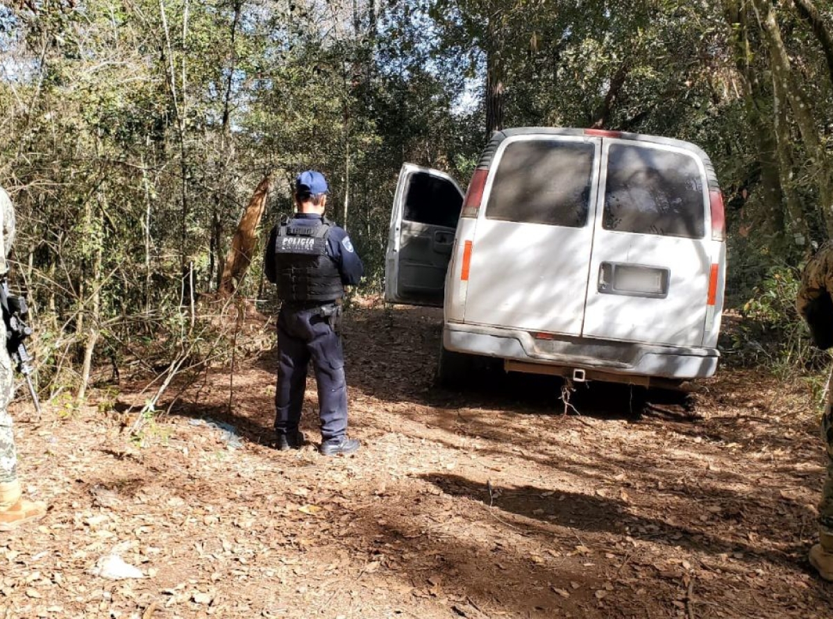 Aseguran SSP y SEMAR tres camionetas utilizadas para transportar combustible presuntamente robado