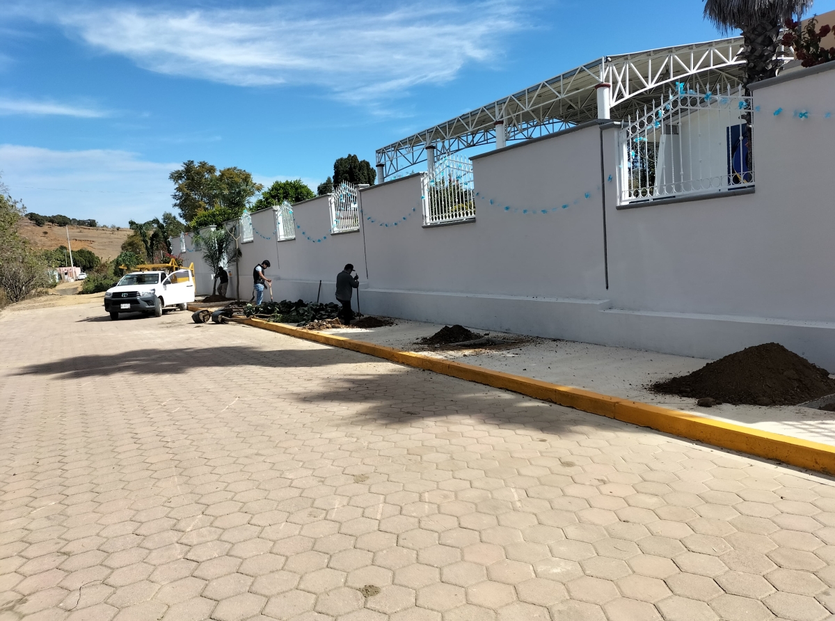 Edil Reyes Domínguez entrega barda perimetral en escuela de San Francisco Xochiteopan