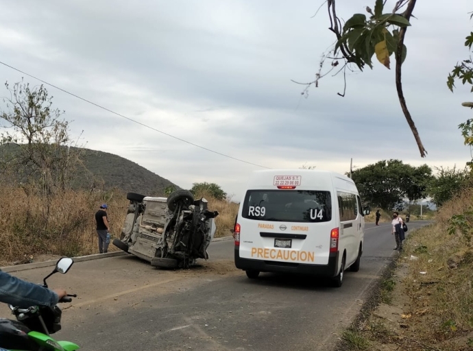 Auto termina volcado sobre la carretera a Huaquechula