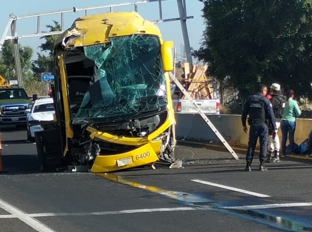 Ocurre aparatoso accidente de un autobús de pasajeros en Atlixco 