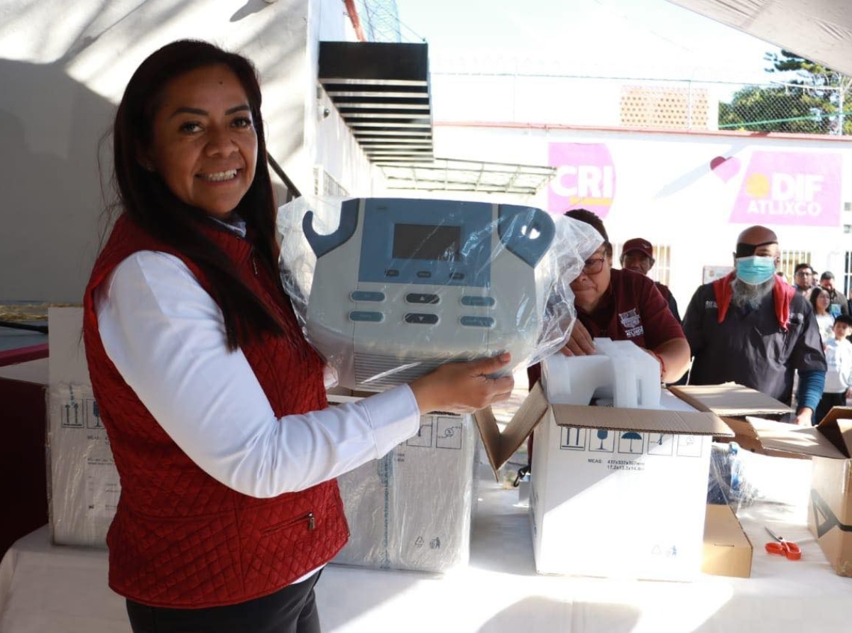 Ariadna Ayala entrega equipo terapéutico al CRI para mantenerlo a la vanguardia 