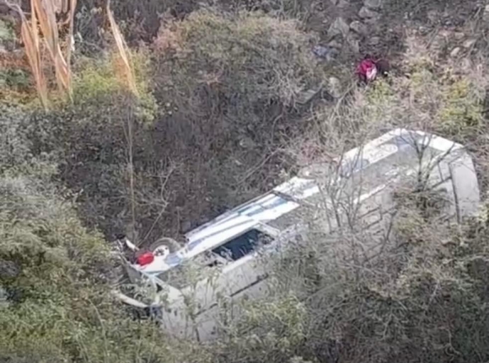 Autobús cae a barranco en Tepexi de Rodríguez; deja 17 personas heridas