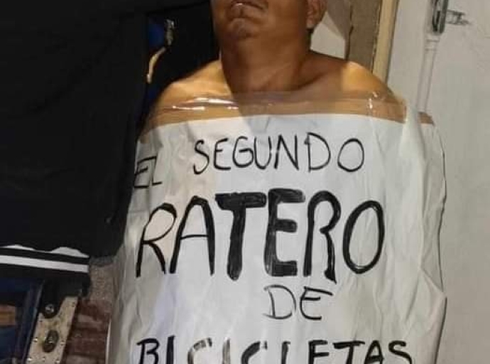 Vecinos de Tlaxcalancingo detienen y exhiben a presunto ladrón de bicicletas