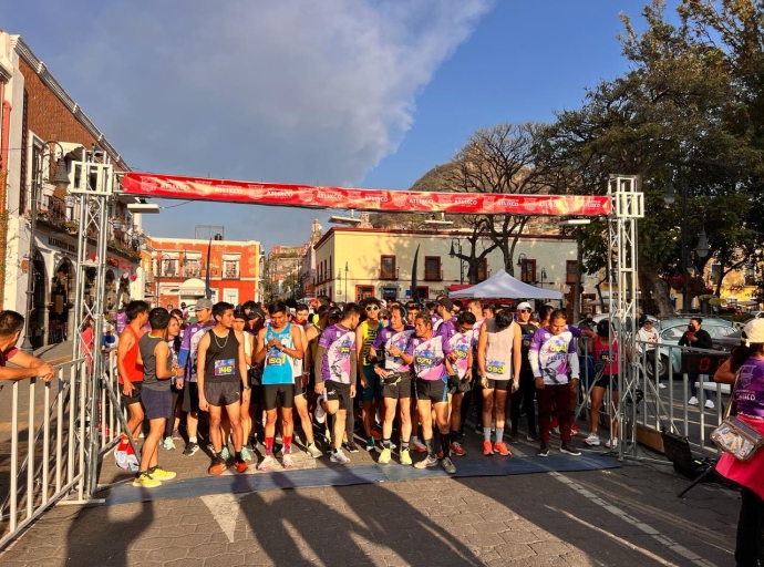 Celebran con éxito la carrera "Siempre Fuertes" con más de 200 corredores 