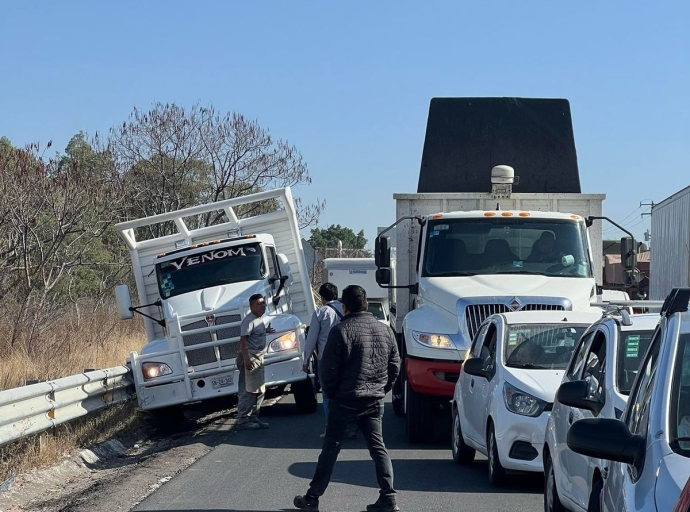 Camión de carga pesada se queda sin frenos sobre la federal Atlixco-Puebla