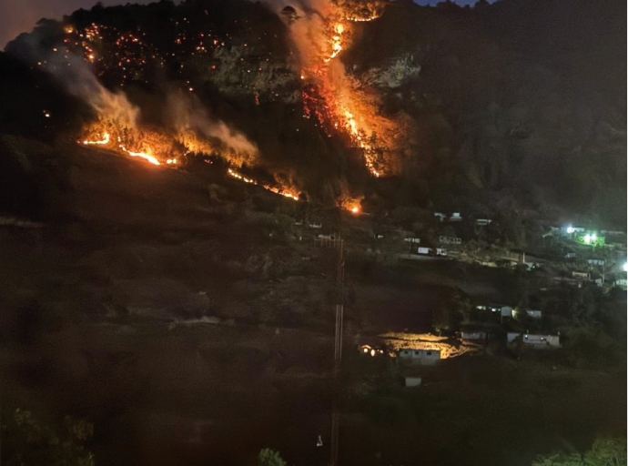 Incendio forestal amenaza a comunidad en Coyomeapan
