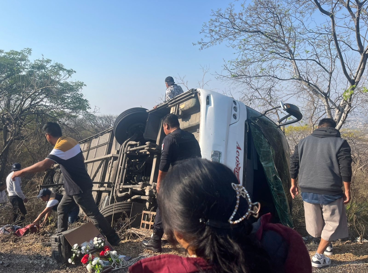 Trágico accidente de autobús deja tres muertos y más de 30 peregrinos lesionados en Huehuetlán el Grande