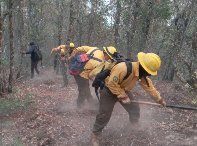 Con apoyo de helicóptero, gobierno estatal combate incendio en Tetela