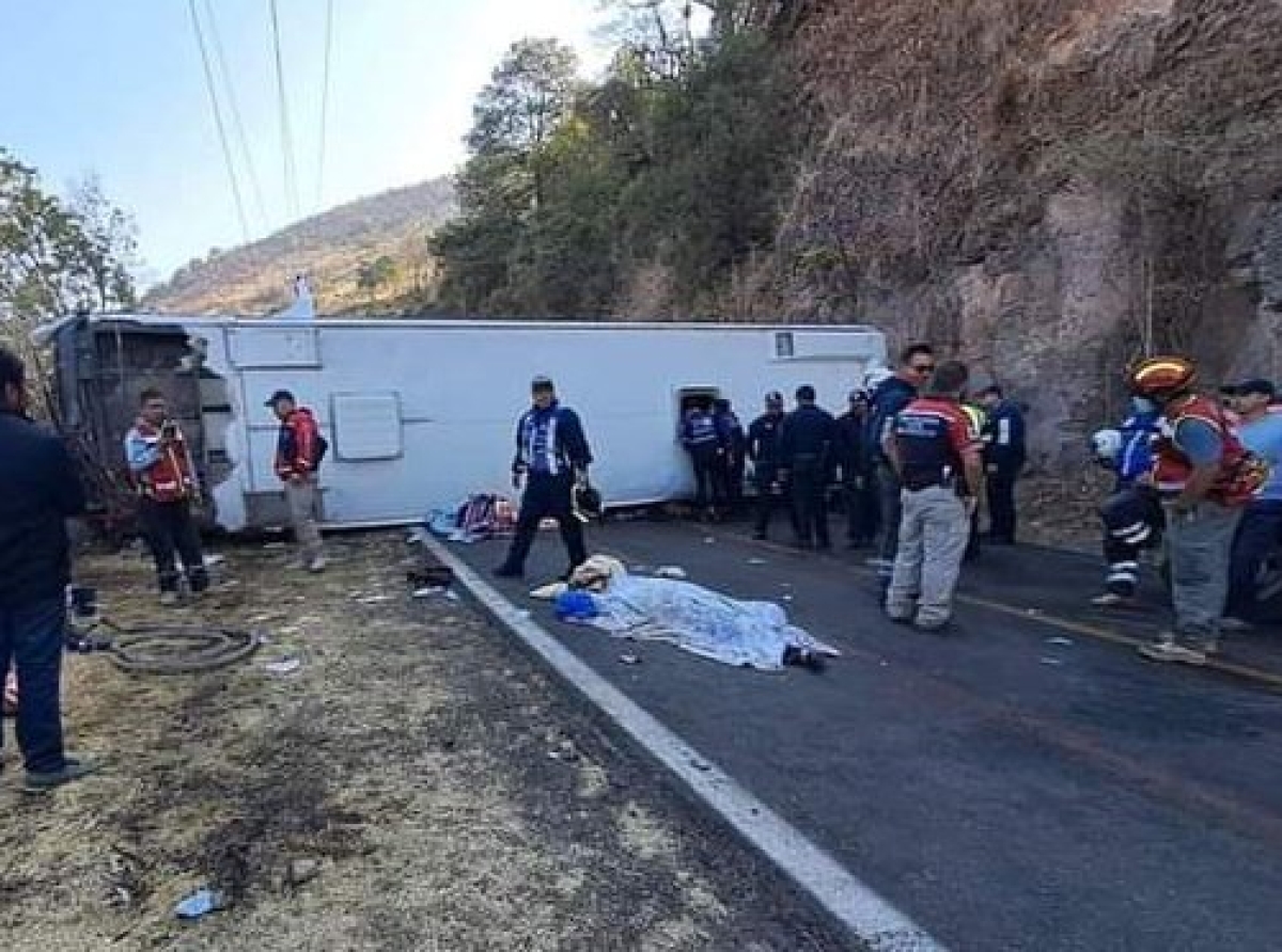 Volcadura de autobús en Malinalco deja 18 muertos y 32 heridos; pasajeros iban a Chalma