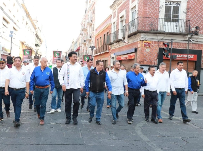 Desfilan cerca de 4 mil trabajadores agremiados a la Confederación Sindical Republicana, por el 1 de Mayo