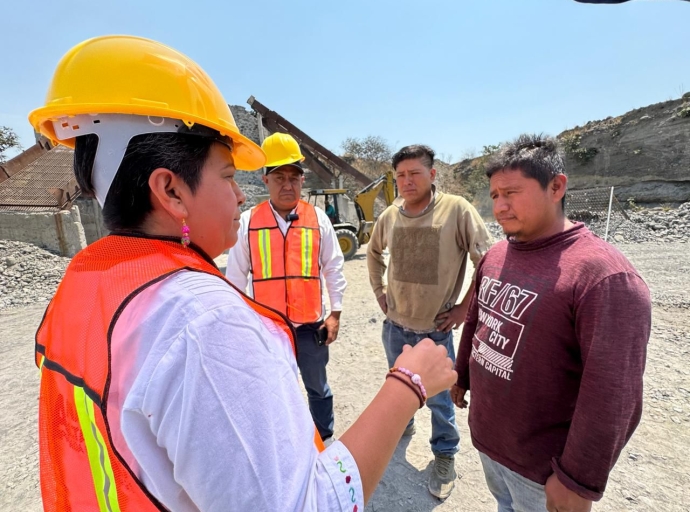 Ana Laura Altamirano visita la mina de arena y grava en la comunidad de Axocopan