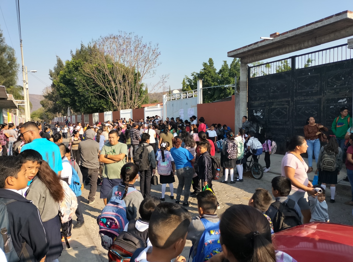 Se manifiestan y cierran dos escuelas en Huaquechula 