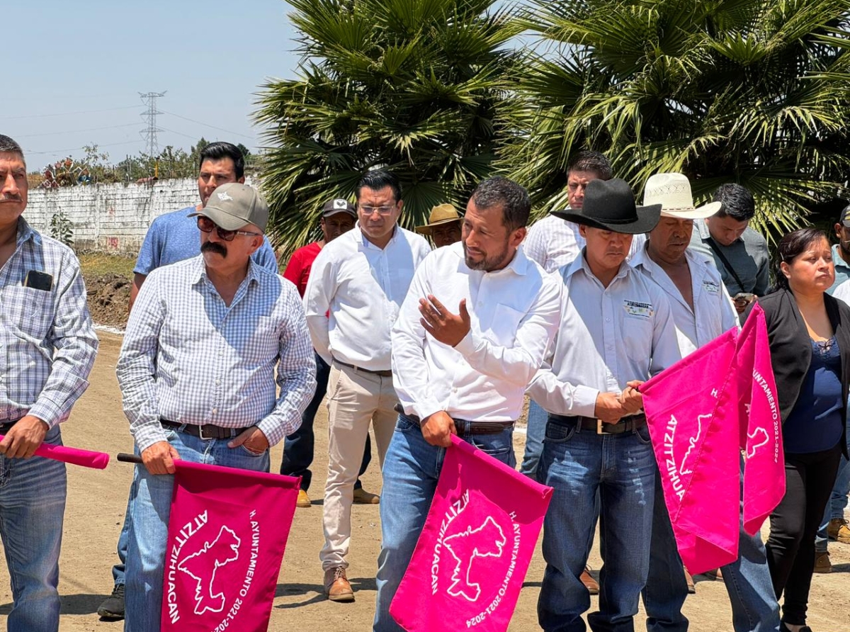 San Juan Amecac se prepara para la celebración de todos los santos con mejoras en la calle de acceso al panteón