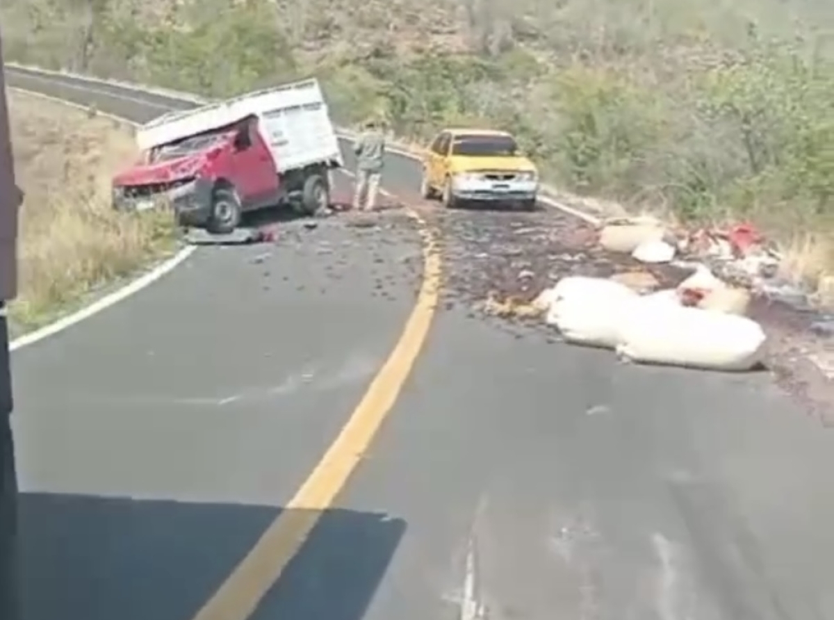 Accidente en la Mixteca deja tres lesionados y severos daños materiales