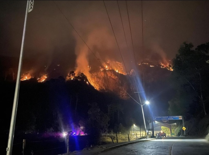  Helicóptero de la Sedena se suma al combate de incendio en límite de Veracruz y Puebla