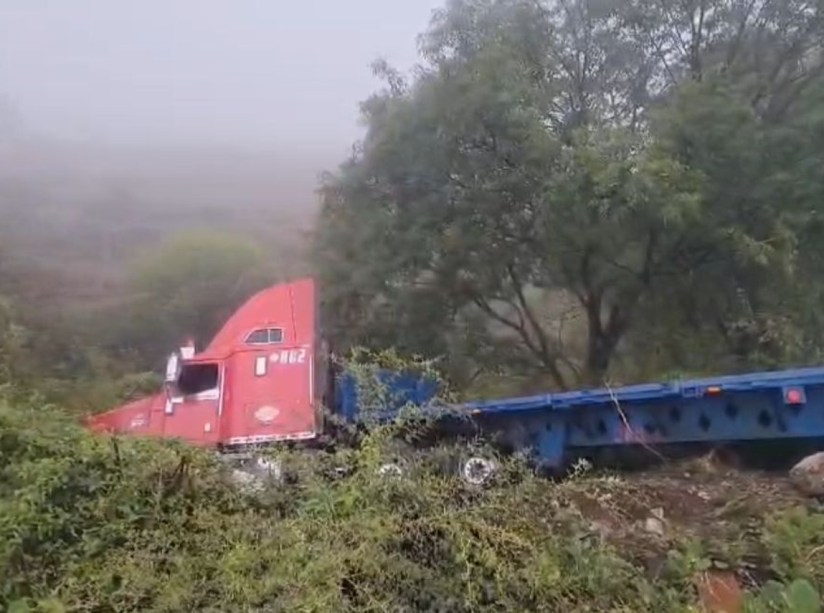 Por lluvia, tráiler sale del camino en la Vía Atlixcáyotl 