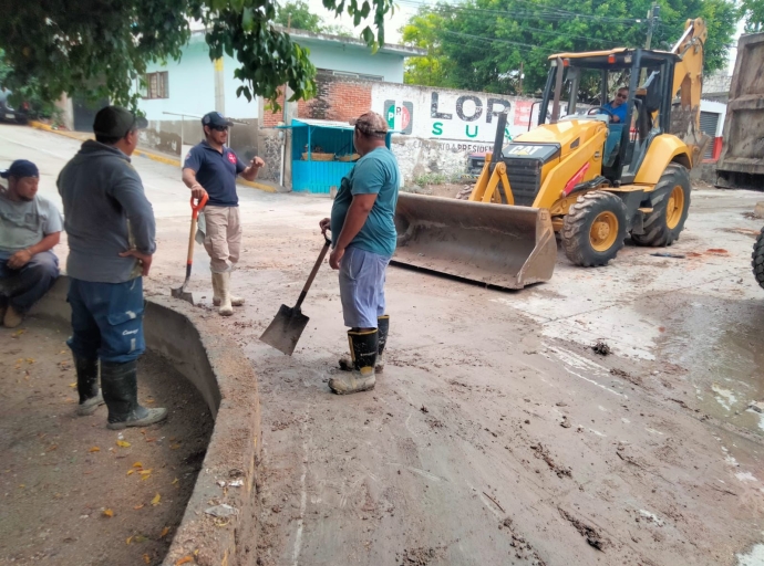 Limpieza de recolectores pluviales en calles de la 1ra y 2da sección del Calvario en Izúcar de Matamoros