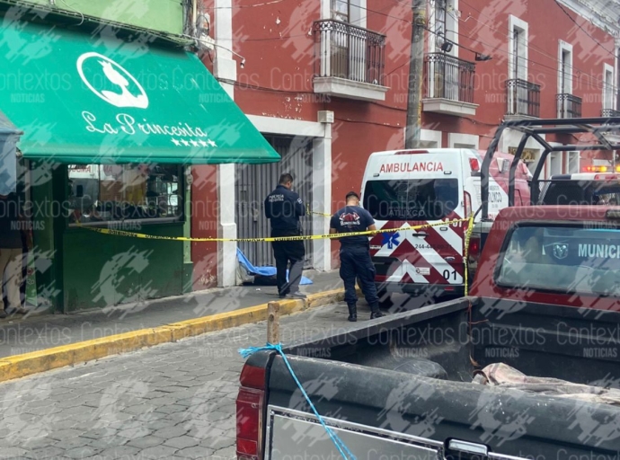 Muere de un posible infarto en calle de Atlixco 