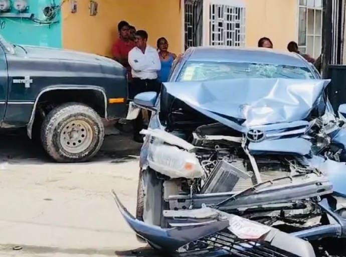 Choque de camioneta contra un carro en carretera de Atlixco 