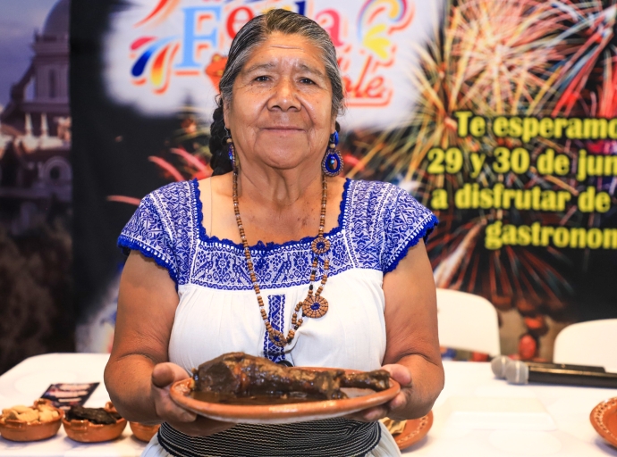 Con Feria del Mole de Calpan, gobierno estatal impulsa a cocineras tradicionales