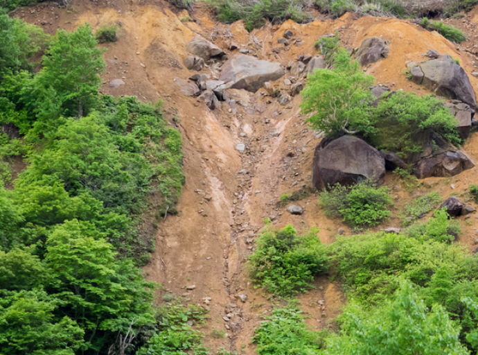 Lluvias dejan un muerto y 6 lesionados tras deslizamiento de ladera en Tlacotepec