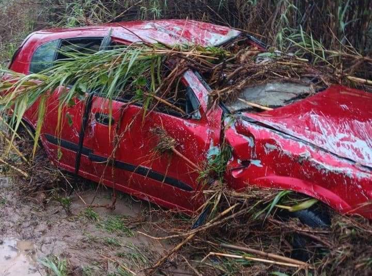 Fuertes Lluvias Dejan Vehículos Arrastrados y Afectaciones en Acatlán de Osorio 