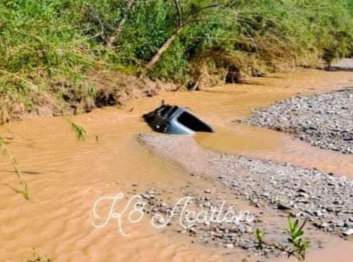 Vehículos arrastrados por la corriente tras fuertes lluvias en Acatlán de Osorio