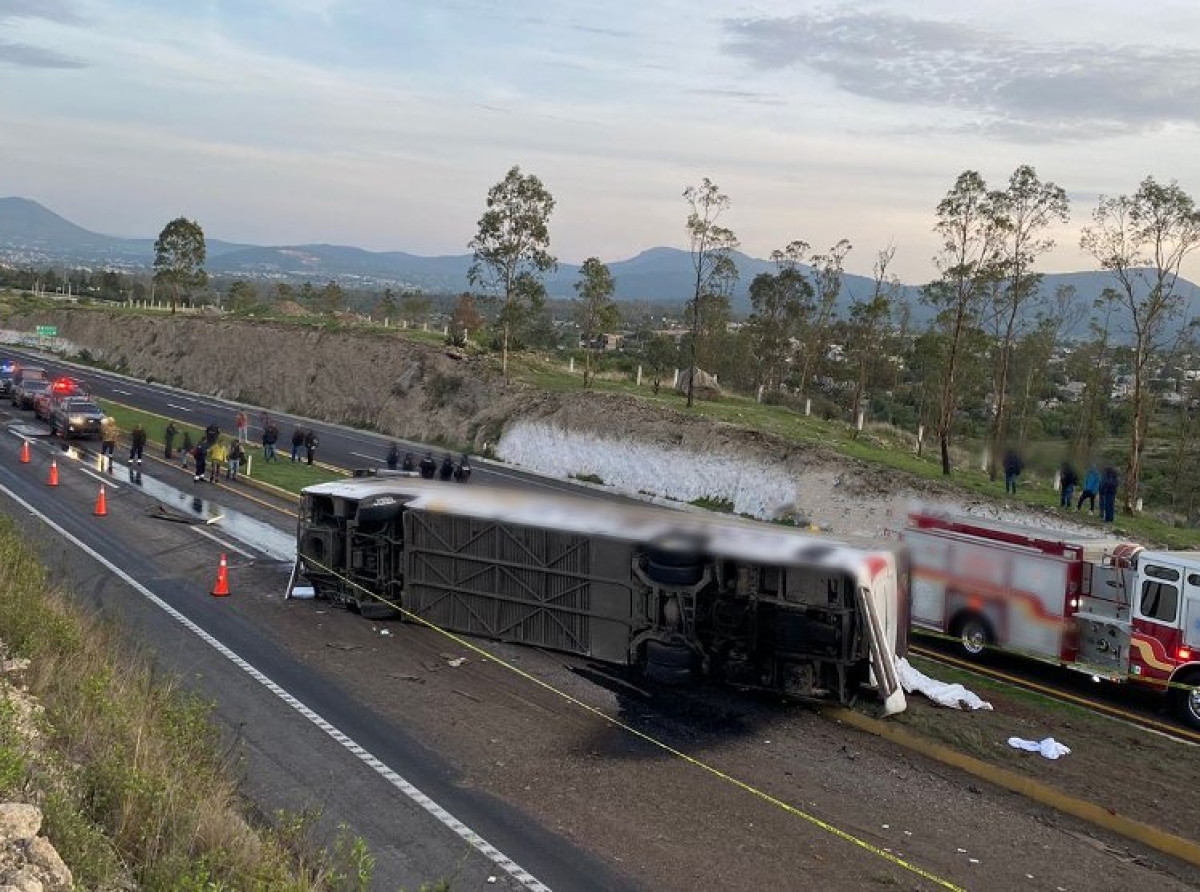 Trágico accidente en la carretera Los Reyes-Zacatepec deja un muerto y 12 heridos