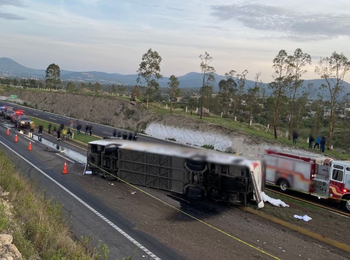 Trágico accidente en la carretera Los Reyes-Zacatepec deja un muerto y 12 heridos