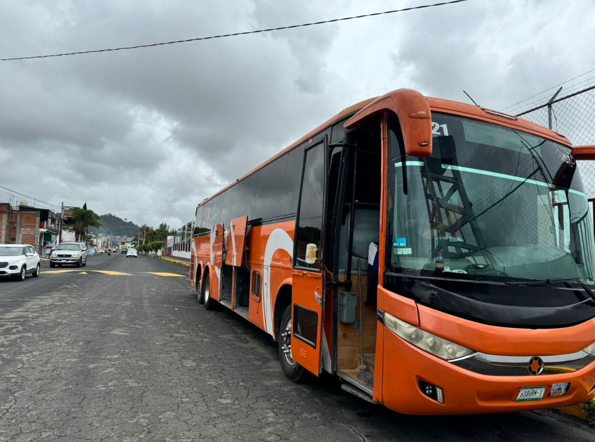 Pelea de chofer con compañeros provocó volcadura en la autopista vía Atlixcayotl