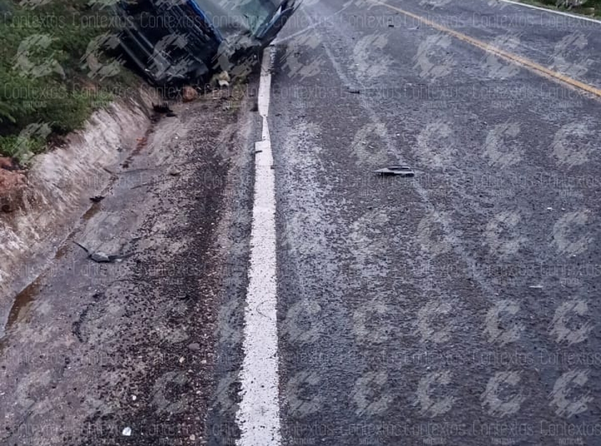 Combi con pasajeros sufre fuerte choque en Acatlán de Osorio